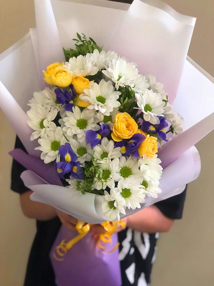 Букет цветов из: Ирисы, Хризантемы и Розы в Тюхтете