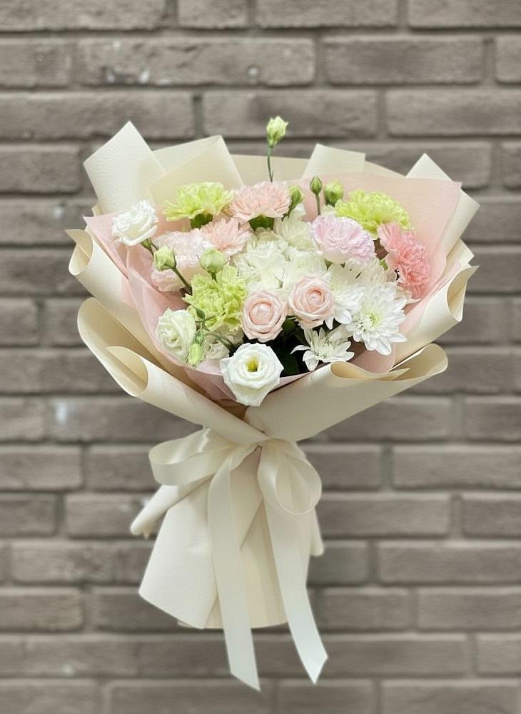 Букет цветов из: Гвоздики, Розы, Лизиантусы и Хризантемы в Тюхтете