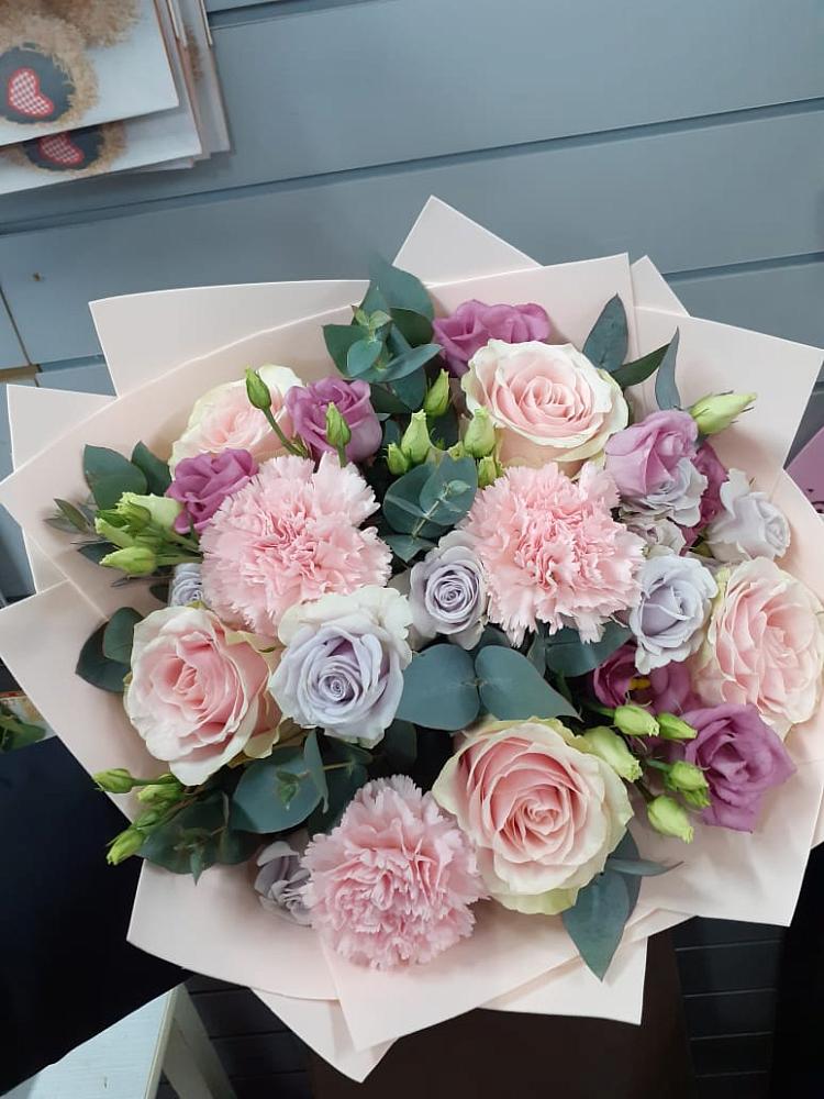 Букет цветов из: Розы, Гвоздики и Лизиантусы в Тюхтете