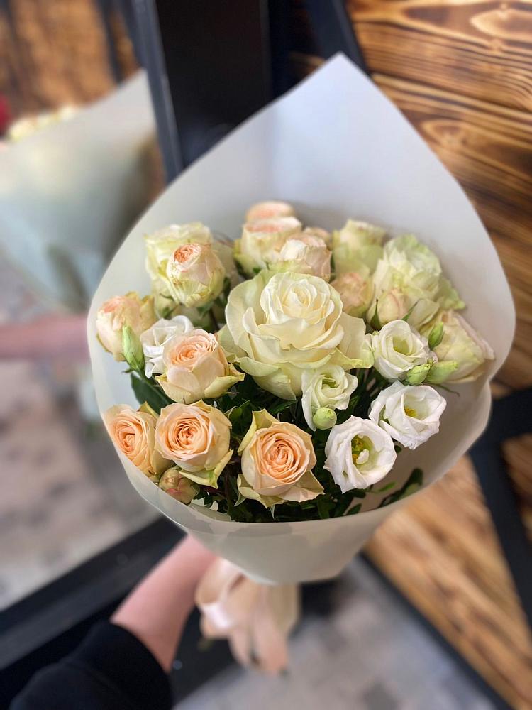 Букет цветов из: Розы и Лизиантусы в Тюхтете